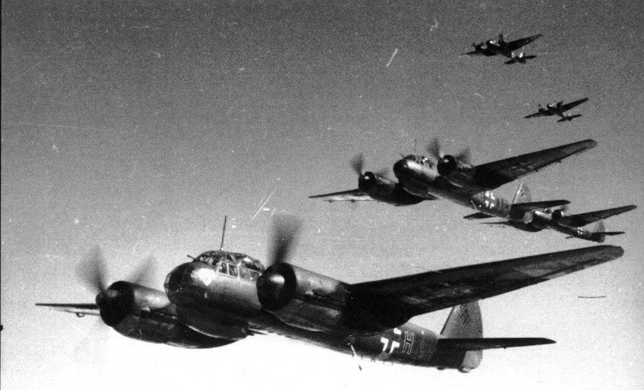 Bombowce Junkers Ju 88, których zdolność do precyzyjnych ataków z lotu nurkowego czyniła je dużym zagrożeniem dla jednostek pływających.