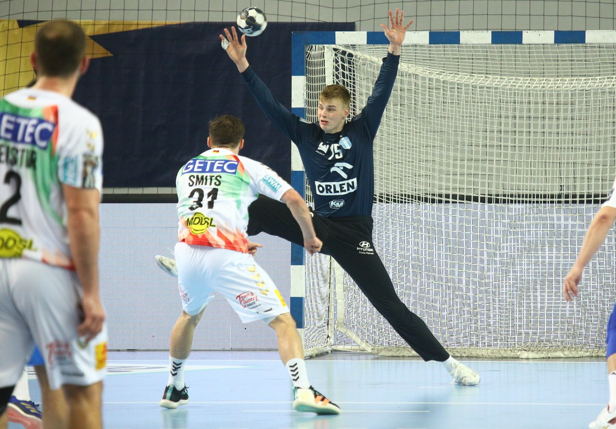 Zawodnik Orlenu Wisły Płock Marcel Jastrzębski (P) i Kay Smits (C) z SC Magdeburg podczas meczu grupy A Ligi Mistrzów piłkarzy ręcznych