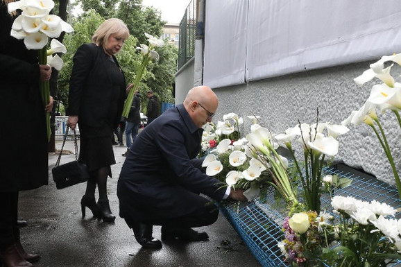 Premijer Vučević i deo ministara položili cveće ispred "Ribnikara"