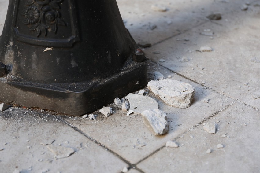 Delovi fasade tokom vikenda pali su na bebu u kolicima