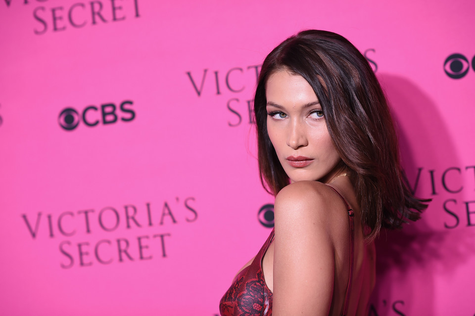 Modelki Victoria's Secret na różowym dywanie