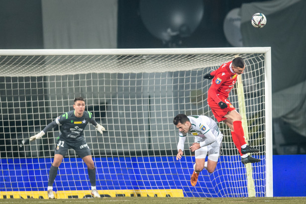 Piłkarz Olimpii Grudziądz Jakub Bojas (C) oraz Mikołaj Biegański (L) i Maciej Sadlok (P) z Wisły Kraków podczas meczu ćwierćfinałowego Pucharu Polski