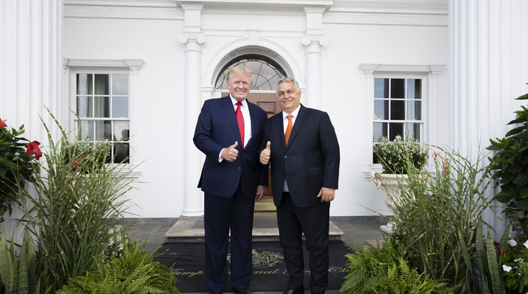 A Miniszterelnöki Sajtóiroda által közreadott képen Orbán Viktor miniszterelnök (j) és Donald Trump (b) találkozója a korábbi amerikai elnök New Jersey állambeli bedminsteri birtokán 2022. augusztus 2-án / Fotó: MTI/Miniszterelnöki Sajtóiroda/Benko Vivien Cher