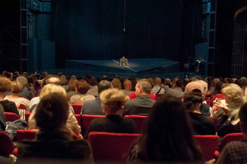 Publika spremna za početak predstave