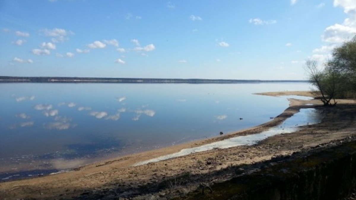 Mimo upalnej pogody woda w Jeziorze Dużym w Turawie jest czysta i w miarę ciepła. Coroczne zakwity sinic jeszcze się nie pojawiły. Napełnienie zbiornika w tej chwili to 67 milionów metrów sześciennych wody.