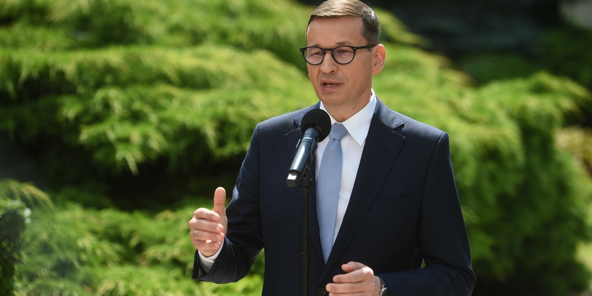  Premier Morawiecki po wtorkowym posiedzeniu rządowego sztabu na temat epidemii został zapytany, czy rząd zamierza przy kolejnej fali wirusa nałożyć różne obostrzenia na osoby zaszczepione i niezaszczepione.    