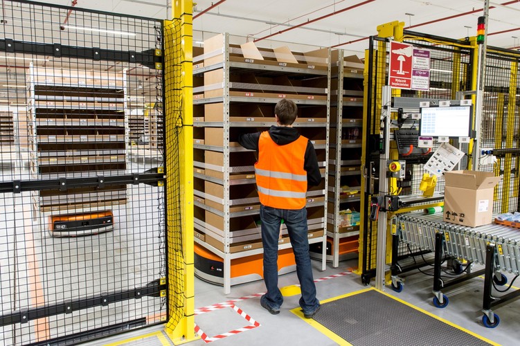 <a href='http://www4.rp.pl/Handel/310149844-Roboty-w-polskim-centrum-Amazona.html' style='color: blue'>Jak mówił „Rzeczpospolitej”</a> wiceprezes ds. operacyjnych Amazon na Europę Roy Perticucci, system Amazon Robotics to rozwinięcie systemu amerykańskiej firmy Kiva. Amazon wykupił ją w 2012 r. za 775 mln dol. Dziś Amazon Robotics z siedzibą w Bostonie to największy ośrodek na Wschodnim Wybrzeżu USA zajmujący się badaniami i rozwojem.<br><br><br> fot. (mk/cat) PAP/Maciej Kulczyński