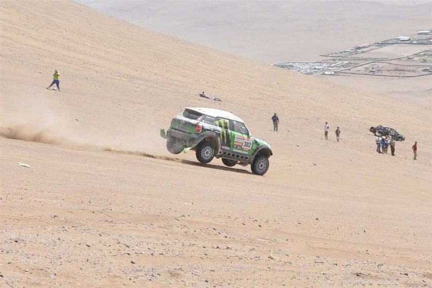 Krzysztof Hołowczyc miał wypadek na trasie Rajdu Dakar