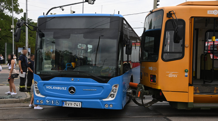 Összeütközött egy villamos és egy autóbusz a XIX. kerületben / Fotó: MTI/Mihádák Zoltán