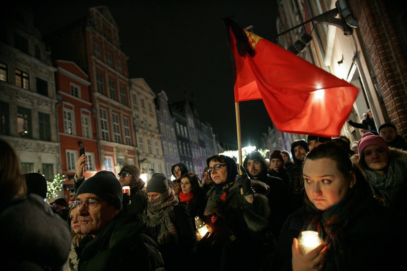 Polacy uczcili pamięć Pawła Adamowicz. Na ulicach tysiące ludzi