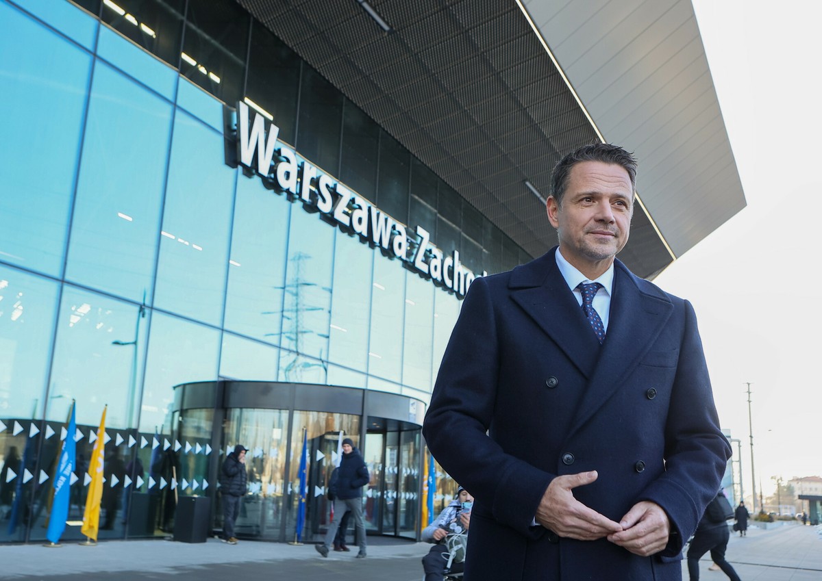 Rafał Trzaskowski podnosi pensje w urzędzie. Tyle można zarobić