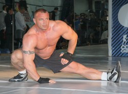 Pudzianowski radzi otyłym kobietom, jak schudnąć. Zobacz wideo