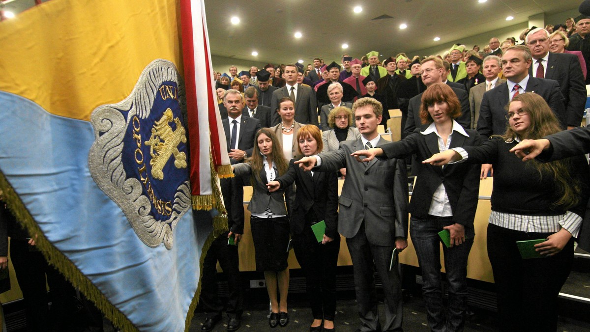 Dostaną dyplomy trzech uczelni równocześnie. 20 studentów rozpoczęło unikatowy program Europa Master. Dzięki niemu będą jednocześnie studiować na Uniwersytecie Opolskim, Uniwersytecie Gutenberga w Moguncji i Uniwersytecie Burgundzkim w Dijon. Studia mają ich przygotować głównie do pracy w dyplomacji europejskiej.