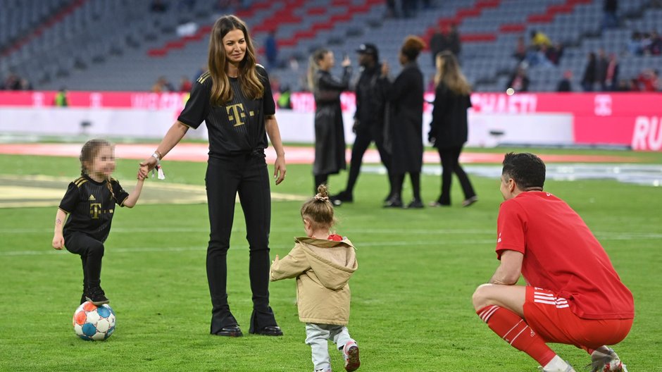 Anna Lewandowska i Robert Lewandowski z córkami