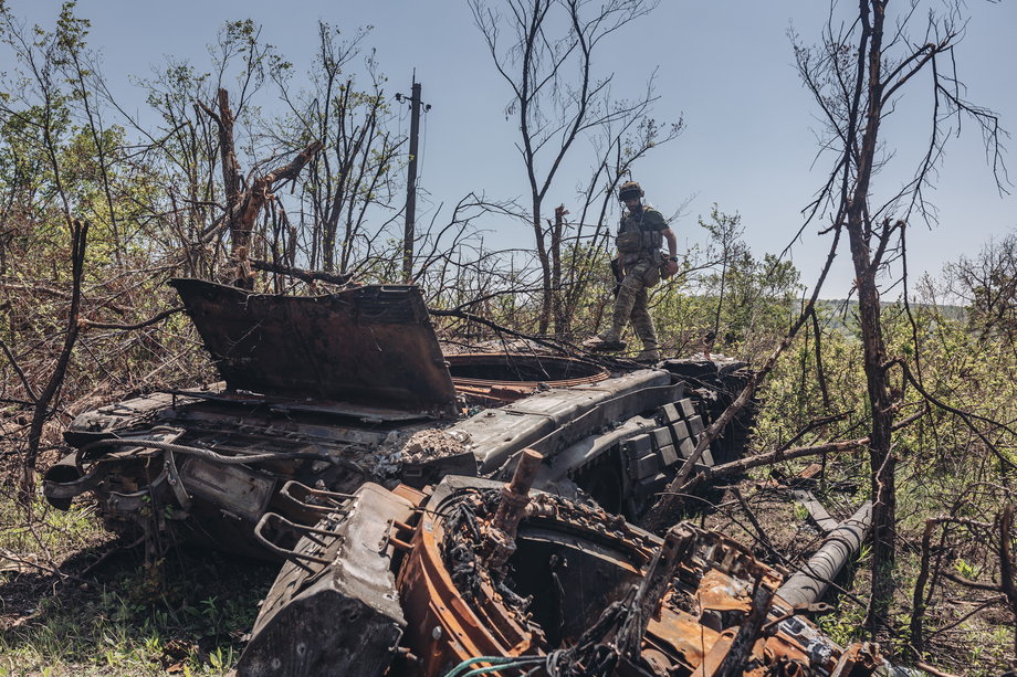 Zniszczony rosyjski czołg w okolicach Ługańska, Ukraina czerwiec 2022 r.