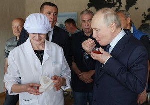 Ruski predsednik Vladimir Putin degustira kavijar tokom posete Iturupu, poznatom u Japanu kao Etorofu | Foto: AFP via Getty Images
