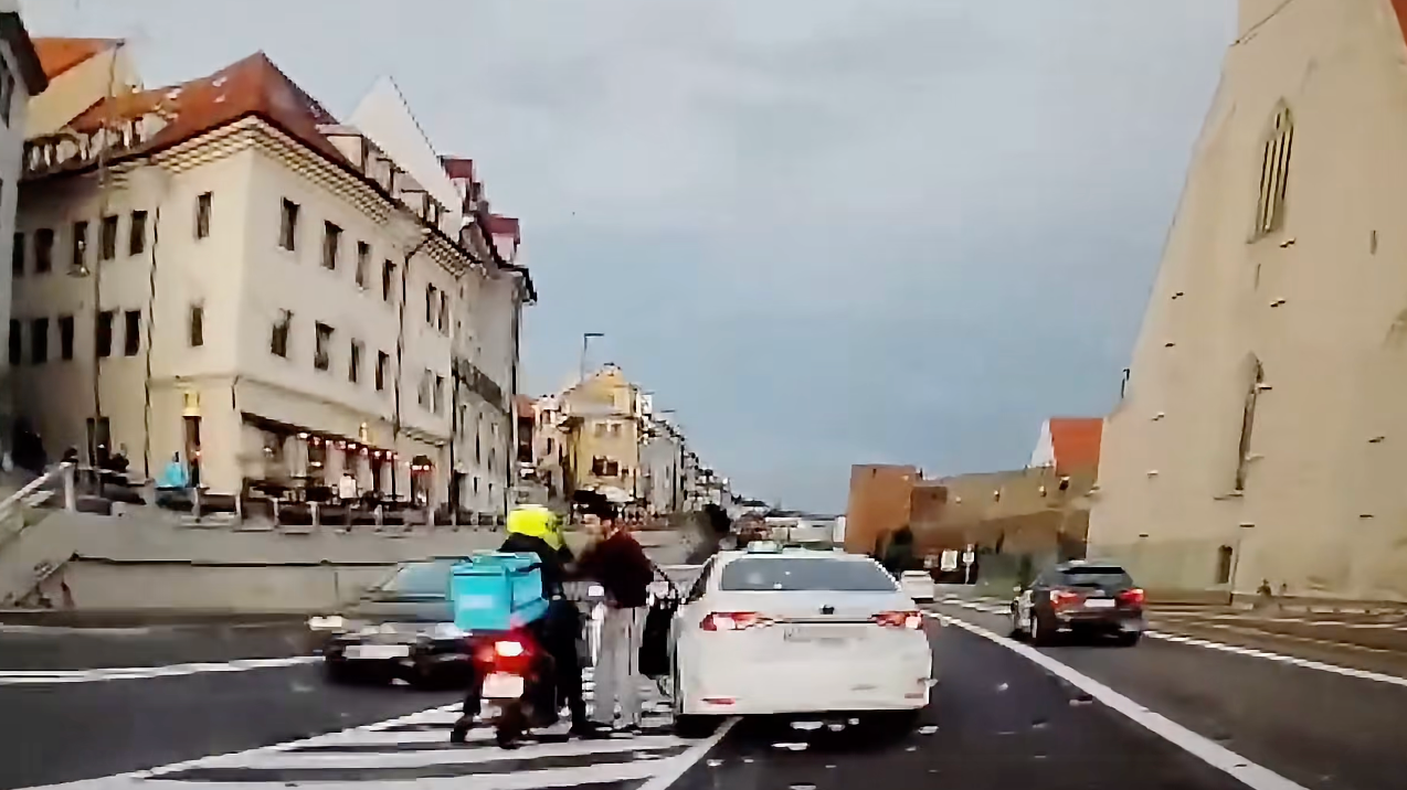 Na Moste SNP v Bratislave sa strhla bitka.