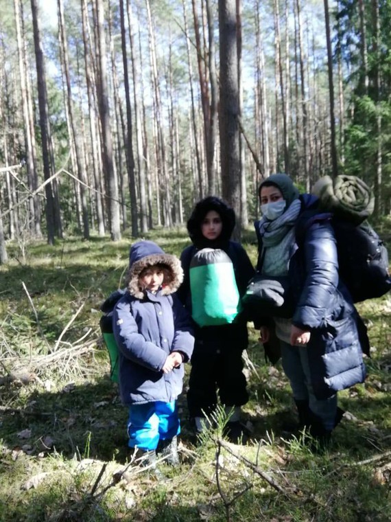 Część grupy cudzoziemców, którym pomagali aktywiści z Podlasia