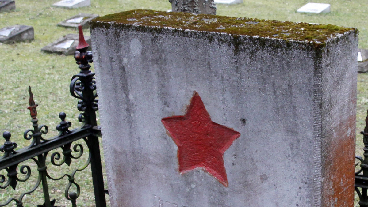 Pomniki w Kaliłowie i Woskrzenicach upamiętniające zamordowanych żołnierzy Armii Czerwonej zostaną odrestaurowane. Na ten cel gmina Biała Podlaska pozyskała środki zewnętrzne. Pomniki znajdują się na cmentarzach wojennych, w miejscu gdzie znajdował się obóz jeniecki.