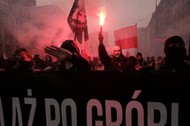 11.11.2020 Warszawa. Marsz Niepodległości. W związku z zakazem organizacji przemarszu - ze względu na epidemie koronawirusa - marsz zaplanowano w formie przejazdu prywatnymi autami i motocyklami na trasie rondo Dmowskiego - rondo Waszyngtona i z powrotem. Mimo zakazu w marszu udział wzięli także piesi , którzy przeszli na błonia Stadionu Narodowego. Fot. Sławomir Kamiński / Agencja Wyborcza.pl