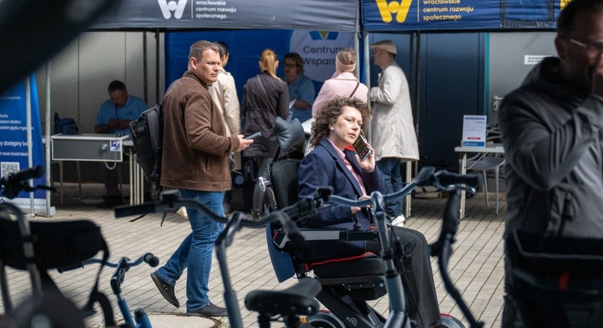 Podczas targów można zobaczyć wiele ciekawych rozwiązań przygotowanych dla osób z niepełnosprawnościami, seniorów oraz wszystkich potrzebujących ułatwień. 