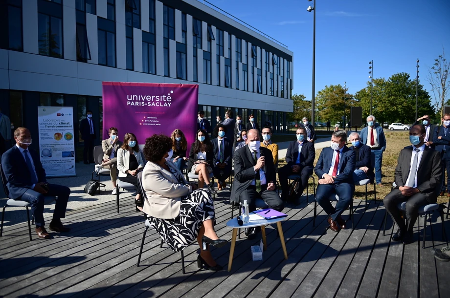 Francuski premier Jean Castex w trakcie spotkania na Uniwersytecie Paris-Saclay