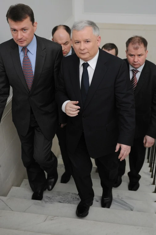 Mariusz Błaszczak i Jarosław Kaczyński w Sejmie w lutym 2010 r
