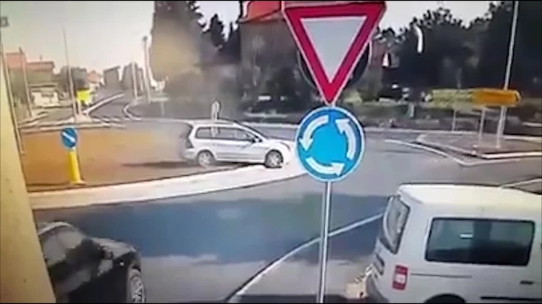 Kružni tokovi u Srbiji uglavnom su obeleženi znakom obrnutog trougla