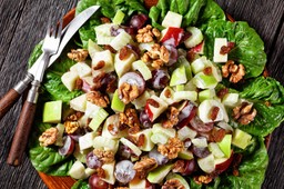 elegancka i prosta sałatka waldorf. odświeżający przebój wielkanocnego