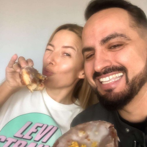 Ewa Chodakowska i Agustin Egurola z pączkiem