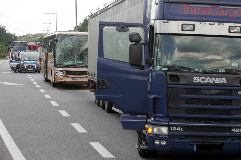 Kraksa na obwodnicy. Autokar uderzył w tira