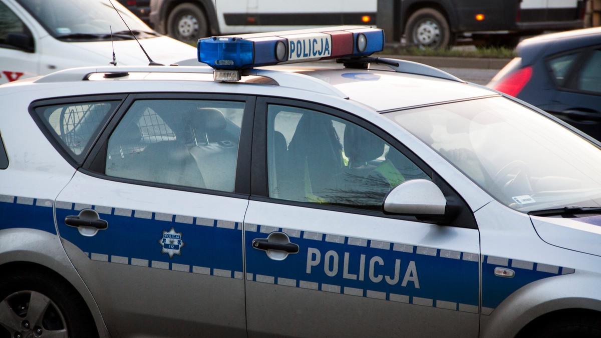 Na początku sierpnia głubczyccy policjanci otrzymali zgłoszenia o włamaniach do parkometrów. Zdarzenia miały miejsce na głubczyckich parkingach. Straty oszacowano na około 2 500 złotych.