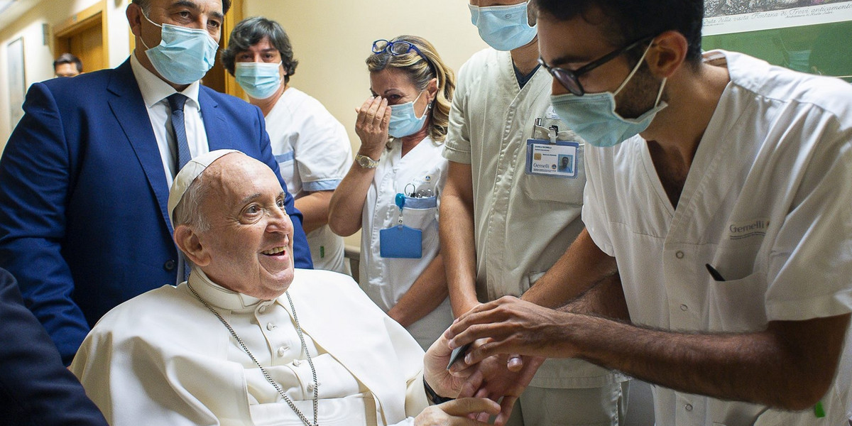 Papież Franciszek opuścił szpital. Wcześniej odwiedził dzieci chore na raka