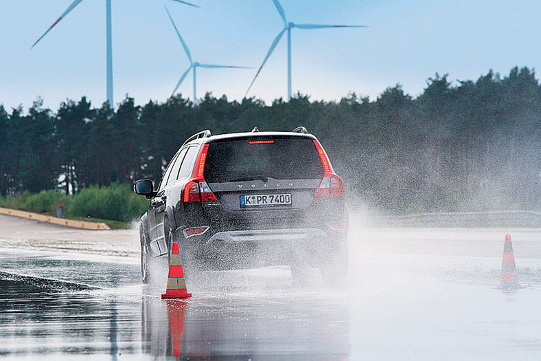 Test opon zimowych w rozmiarze 215/65 R 16: sprawdziliśmy, które zatańczą na lodzie