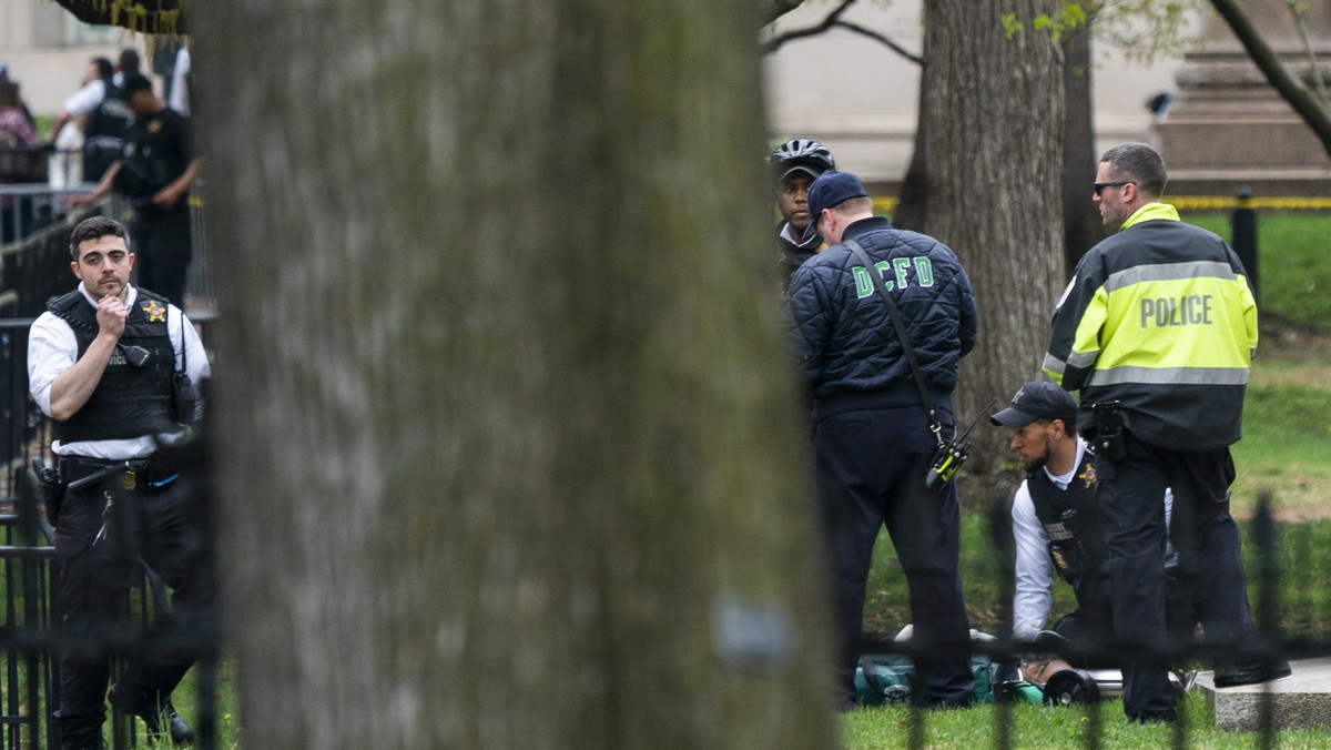 Wczoraj doszło do zamknięcia części Białego Domu w Waszyngtonie, po tym jak niezidentyfikowany mężczyzna próbował podpalić się na zewnątrz kompleksu prezydenckiego. Jak poinformowała "Rzeczpospolita", funkcjonariusze Secret Service przy mężczyźnie mieli dodatkowo znaleźć podejrzany pakunek.