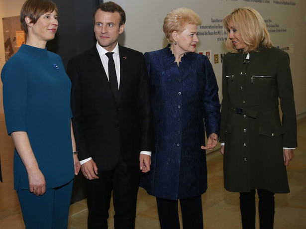 Młodsze były bez szans. Bezkonkurencyjna stylizacja Brigitte Macron na spotkaniu Paryżu. FOTO