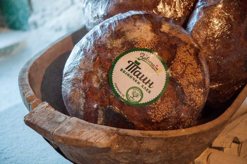 Tain je reč turskog porekla i znači "sledovanje", a svaki vojnik je dobijao po 800 grama, što je bilo dovoljno da nadoknadi njegove dnevne potrebe.