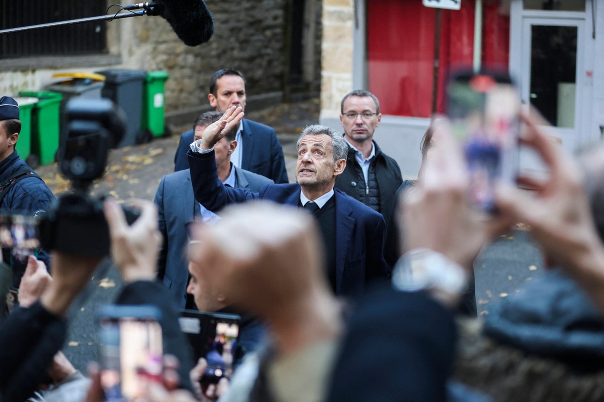 Nicolas Sarkozy w drodze do więzienia