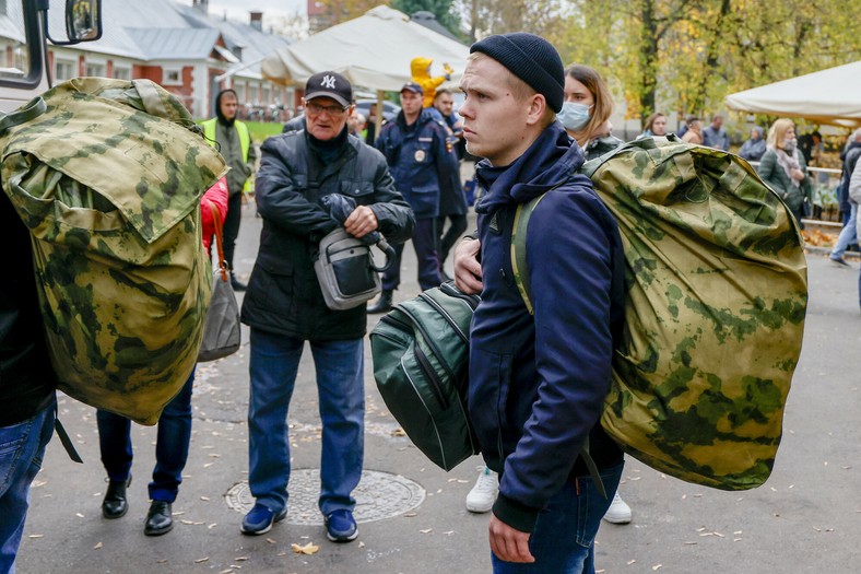 Rosjanie zgłaszający się do wojska w ramach ogłoszonej przez Putina częściowej mobilizacji