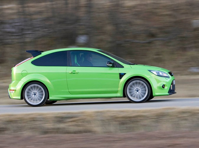 Efekt? Zroluje asfalt - 305 KM, 440 niutonometrów