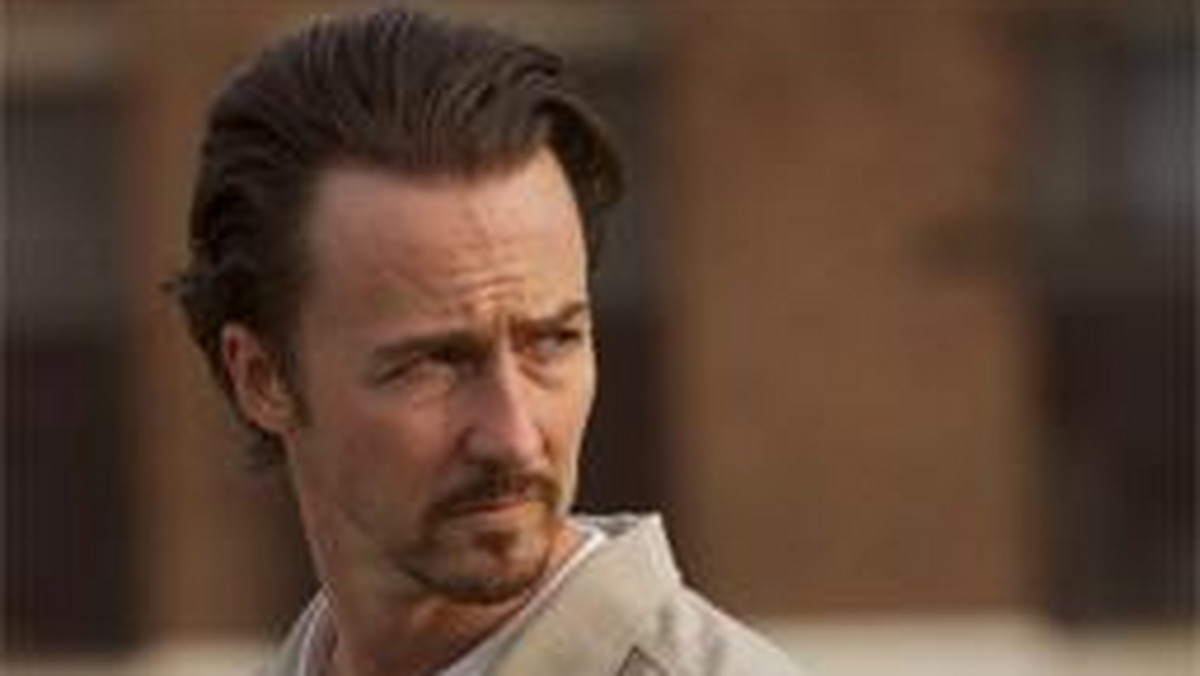 Edward Norton kontynuuje swoją współpracę z reżyserem Johnem Curranem: po melodramacie "Malowany welon" i thrillerze "Stone", w którym aktorowi partnerował