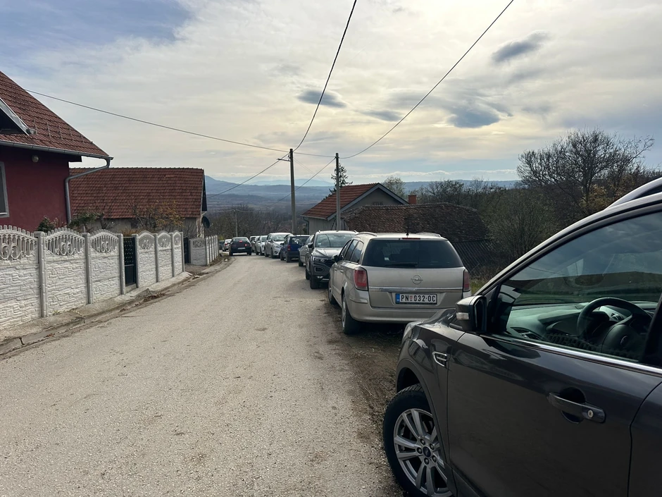 Ispred porodične kuće Anje Radonjić se okupljaju prijatelji i rođaci 