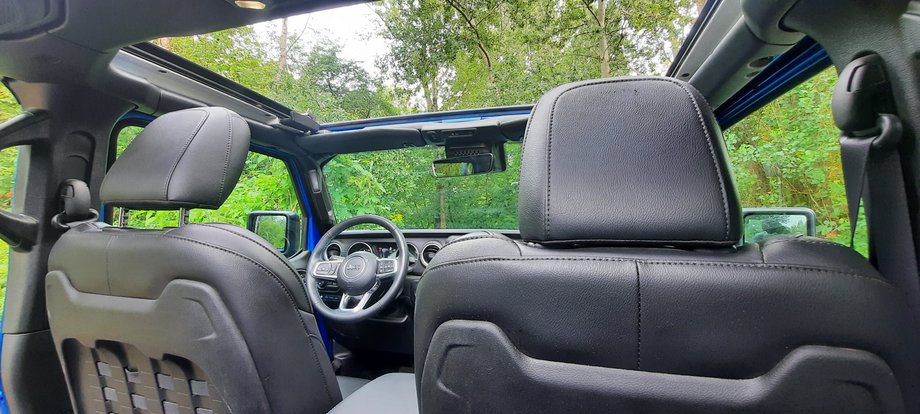 Jeep Wrangler Unlimited 4Xe - dodatkowa atrakcja, czyli otwierany dach. Sprawdza się latem w terenie. Na co dzień to tylko kłopoty: większy hałas i gorsza izolacja termiczna.