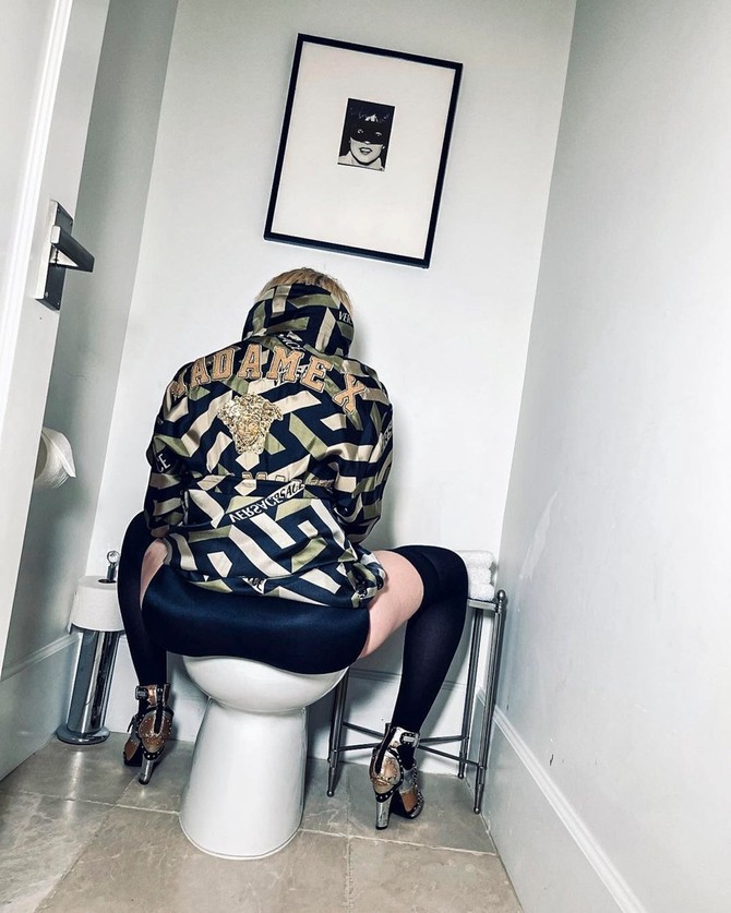 Madona na wc šolji