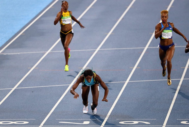 Shaunae Miller rzuciła się na bieżnię. Dzięki temu została mistrzynią olimpijską w biegu na 400 m
