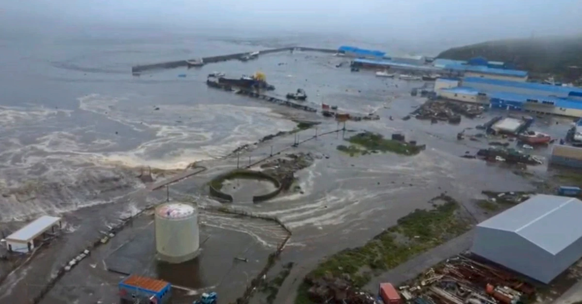 Tsunami po trzęsieniu ziemi. Hawaje i Japonia - widać, iż wody przybywa w mgnieniu oka