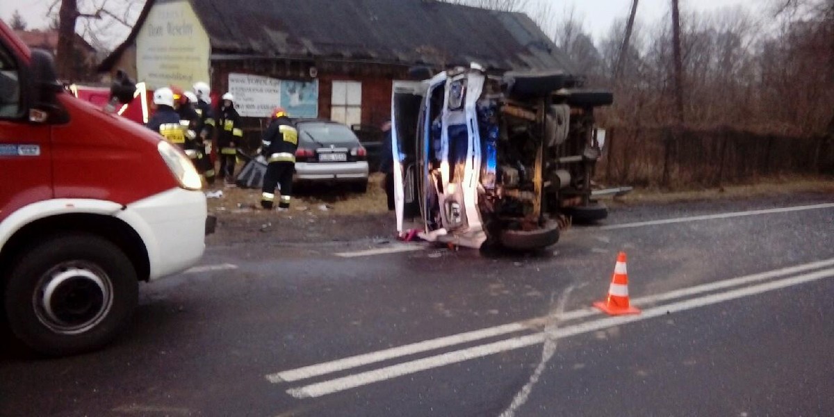 Wypadek w Kucinach pod Poddębicami. Zderzenie busa z samochodem osobowym. Ranni. W akcji straż pożarna i śmigłowiec LPR