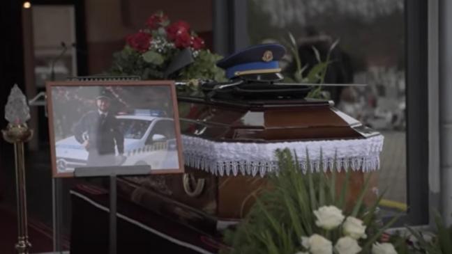 Végső búcsút vettek a hősi halott rendőrtől: több százan kísérték utolsó útjára Baumann Pétert