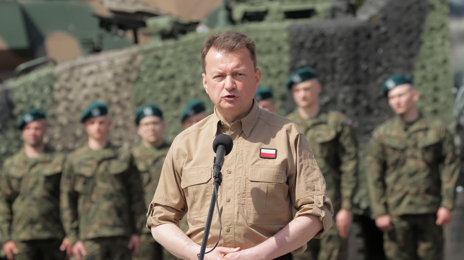 Minister Mariusz Błaszczak w bazie 11. Mazurskiego Pułku Artylerii w Węgorzewie.