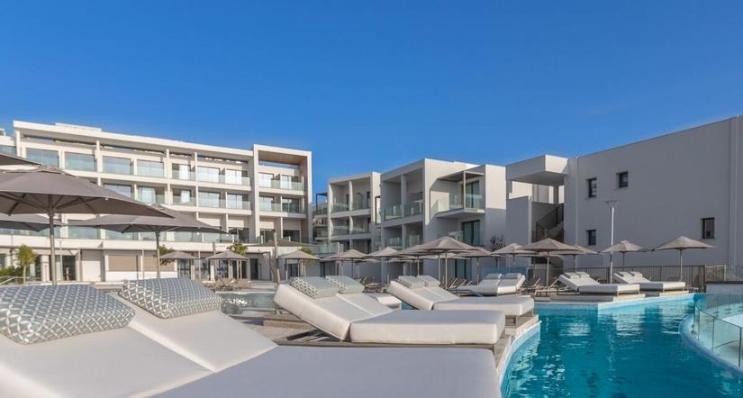 Atlantica Mare Village Paphos - taras słoneczny